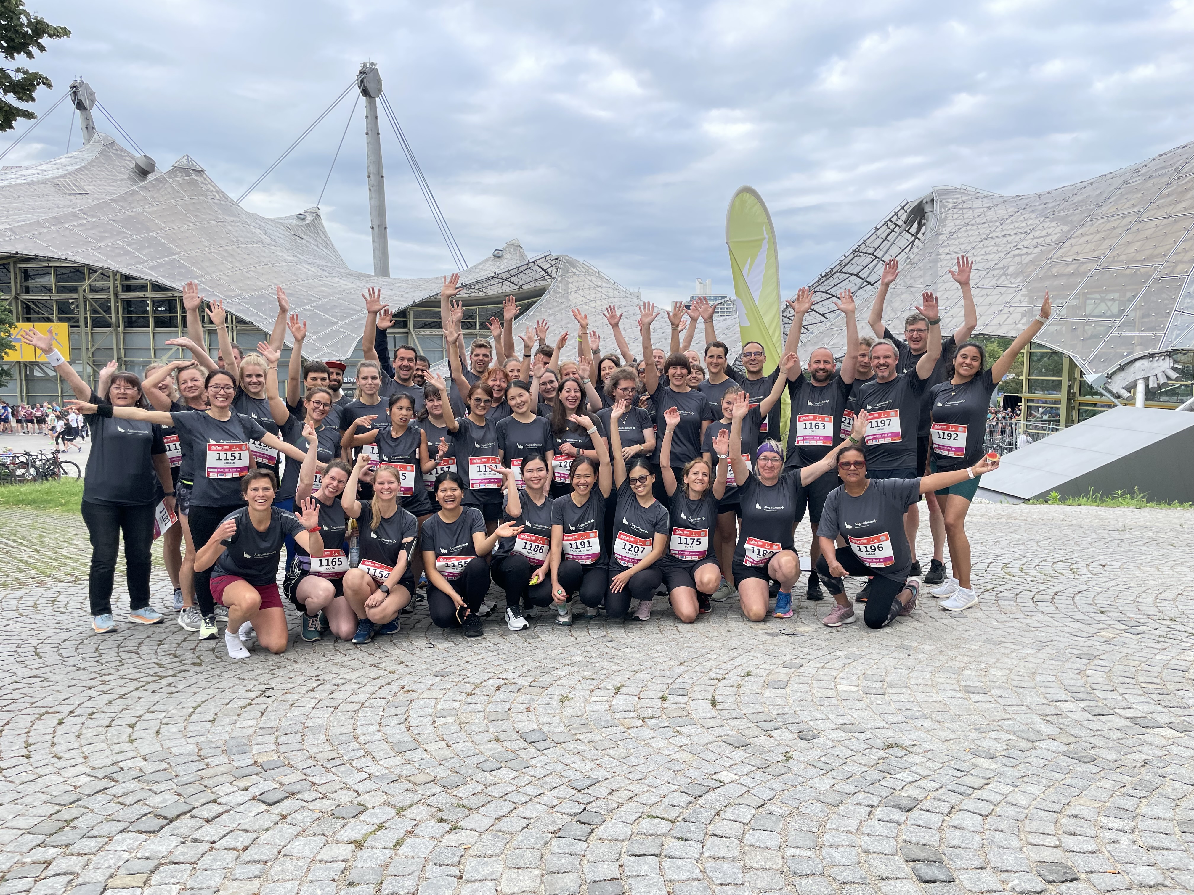 Augustinum Betriebssportverein SC Vitus Ein Gruppenbild von Mitarbeiter*innen des Augustinum in Sportklamotten im Olympiapark