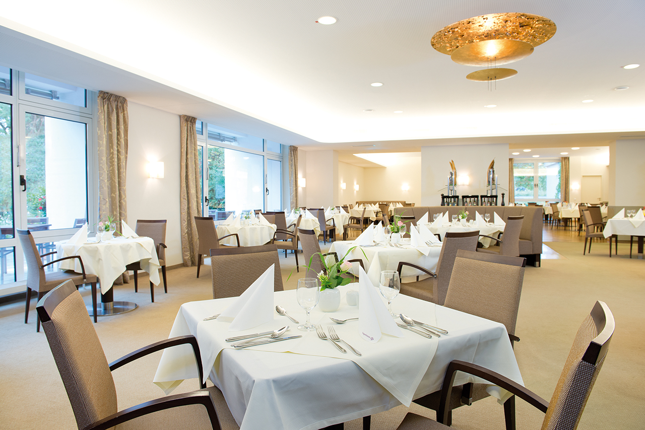 Augustinum Seniorenresidenz München-Neufriedenheim Essen und Genießen Gedeckte Tische in einem Restaurant